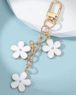 White Cute Flower Shape Ornament Key Buckle